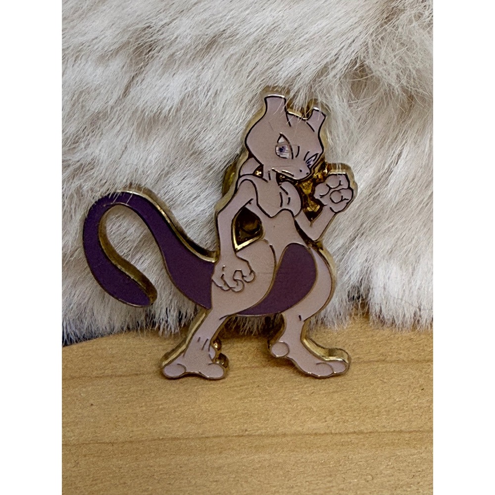 Pokemon Mewtwo Official Enamel Pin 2017 Nintendo Legendary Psychic Gold Tone P17